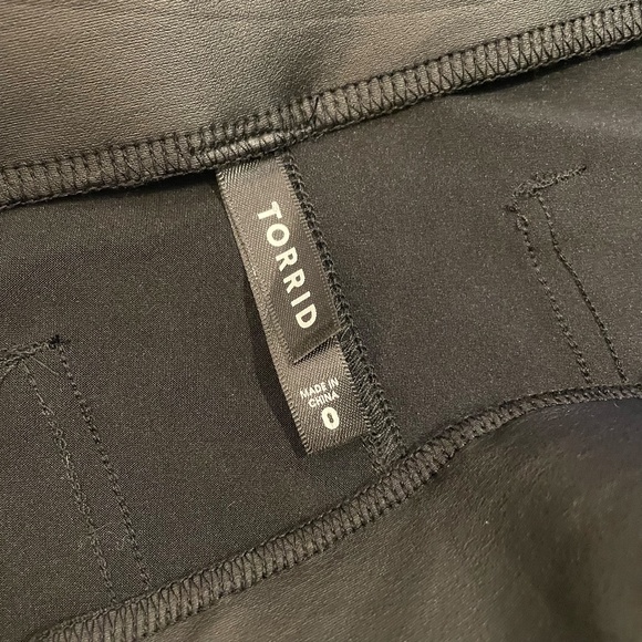 TORRID Full Length Signature Waist Faux Leather Pocket Legging NWOT - Picture 15 of 16